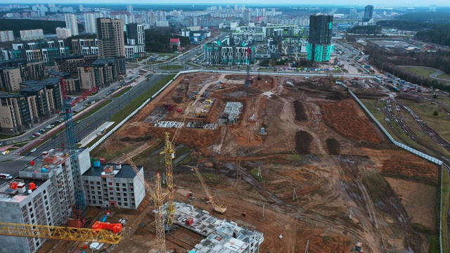 无人机在红色和蓝色的建筑工人和守望者的预制小屋上空飞行视频下载