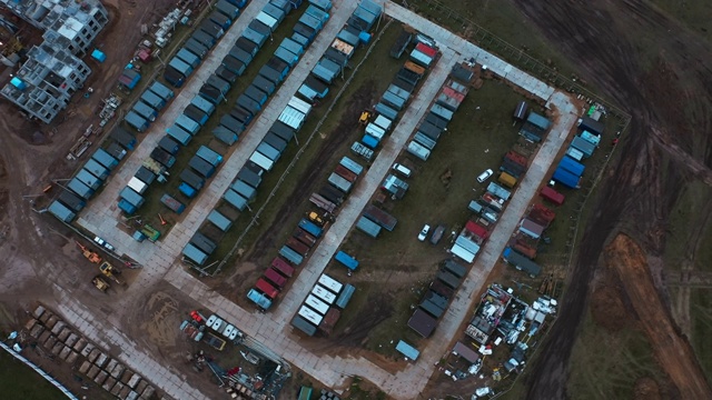 无人机在红色和蓝色的建筑工人和守望者的预制小屋上空飞行视频素材