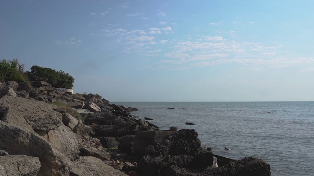 大海和海边的岩石。海洋和岩石。视频素材