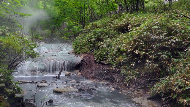 日本北海道登别地狱谷附近的河流视频素材