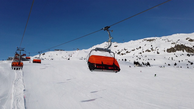 在有斜坡和滑雪者的滑雪场乘坐缆车视频素材