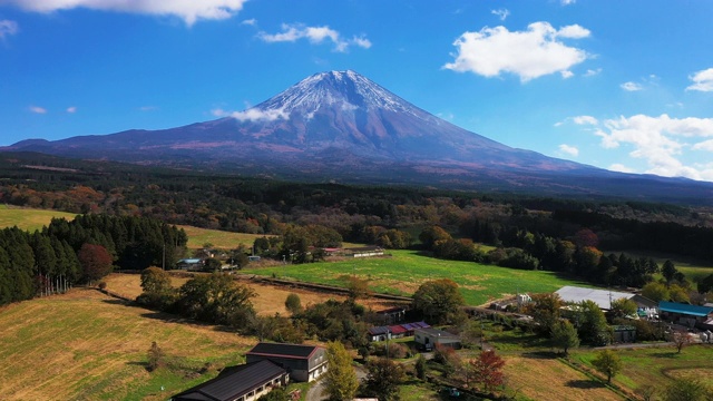 富士山笼罩在云中，天空晴朗视频素材