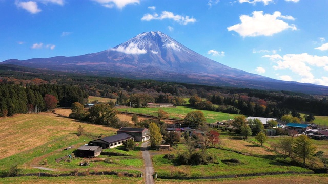 日本富士山和川口湖在早晨，秋天季节的富士山在山町视频素材