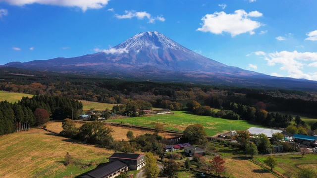 富士山笼罩在云中，天空晴朗视频素材