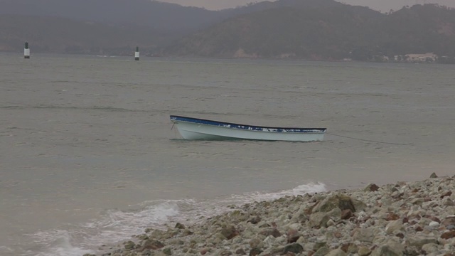 独木舟漂浮在波涛汹涌的水面上视频素材