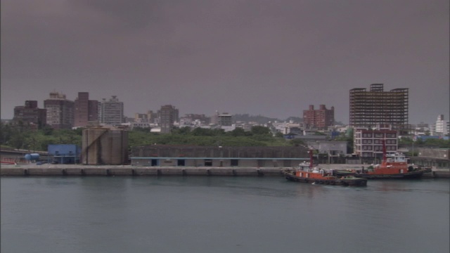 暴风雨阴云笼罩着一座沿海城市。视频素材