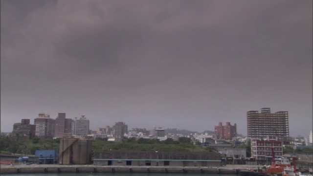 暴风雨阴云笼罩着一座沿海城市。视频素材