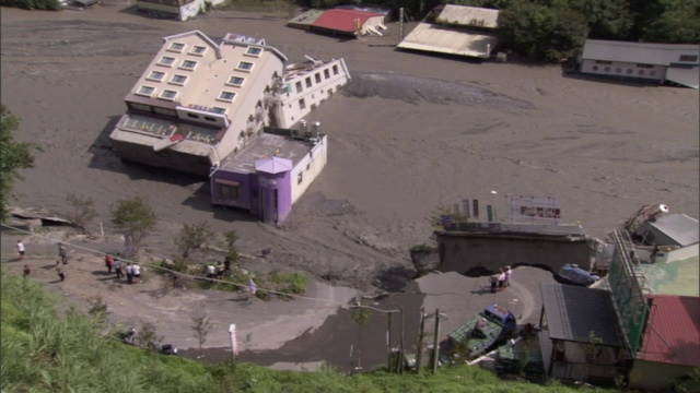 2009年台湾一场台风过后，一座公寓楼淹没在泥泞的洪水中。视频素材