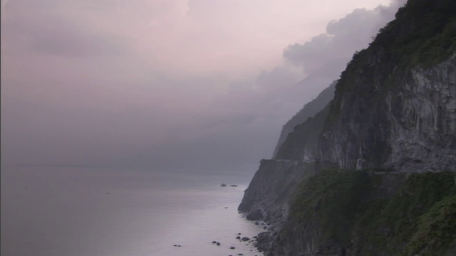 雾遮住了海岸悬崖附近的海洋。视频素材