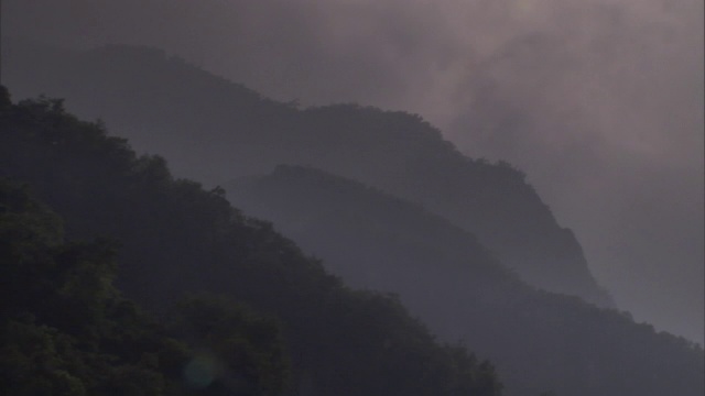 雾笼罩着森林覆盖的山脉。视频素材