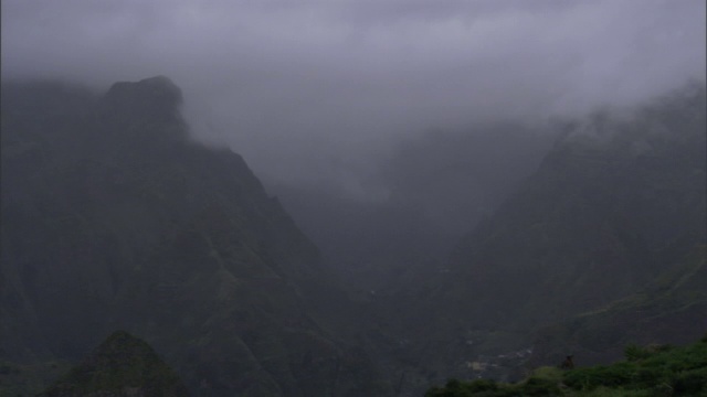 云低垂在葱郁的青山上。视频素材