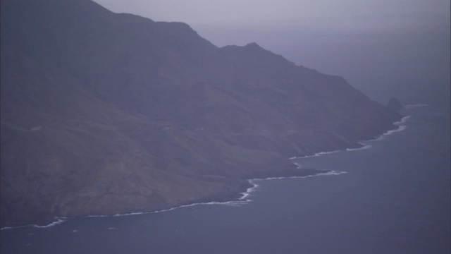 雾笼罩着海洋上的一座岛屿。视频素材