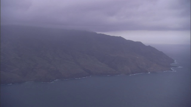 云雾笼罩着风景如画的岛屿海岸。视频素材