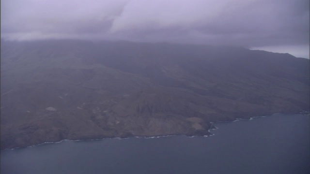 云雾笼罩着风景如画的岛屿海岸。视频素材