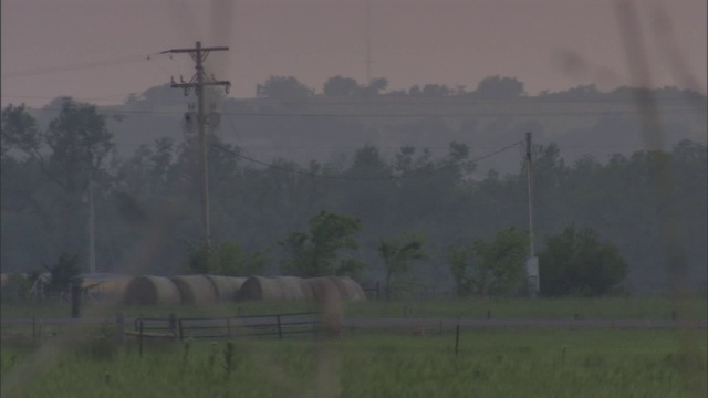 暴风雨威胁着成堆的干草和公用线路。视频素材