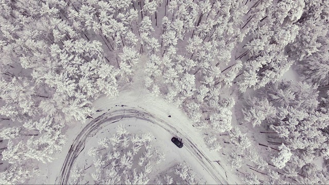 在冬季的暴风雪中，汽车停在了弯道上。鸟瞰图。视频素材