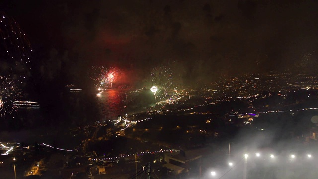 马德拉岛首都芬查尔市的新年焰火视频素材