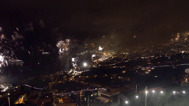 马德拉岛首都芬查尔市的新年焰火视频素材