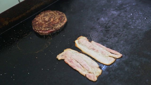 在餐厅炉子上煎的汉堡肉饼视频下载