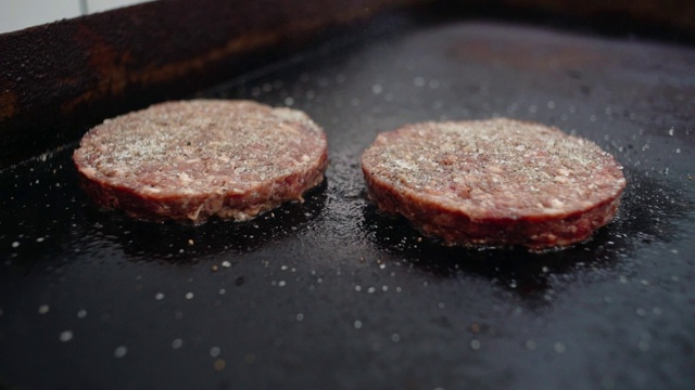 在餐厅炉子上煎的汉堡肉饼视频素材