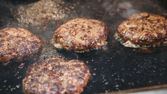 在餐厅炉子上煎的汉堡肉饼视频素材