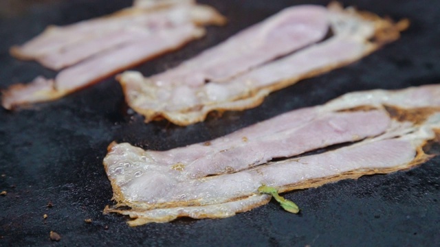 在餐厅炉子上煎的汉堡肉饼视频素材