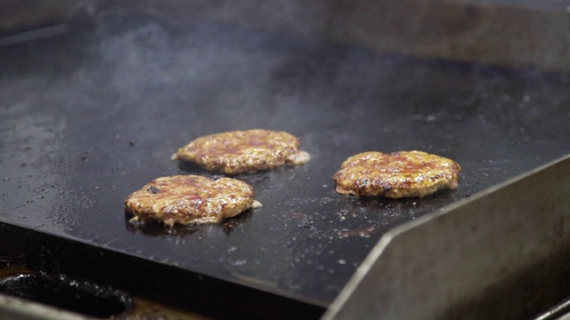 在餐厅炉子上煎的汉堡肉饼视频素材