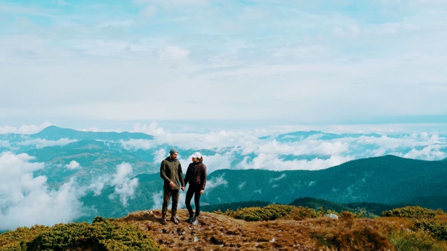 男人和女人站在风景如画的山上视频素材