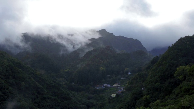 葡萄牙马德拉岛“Ribeiro Frio”上空的云移动的时间间隔视频素材