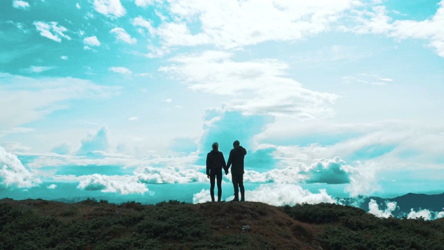 一男一女站在风景如画的山上视频素材