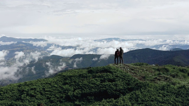 男人和女人在山上的飞行视频素材