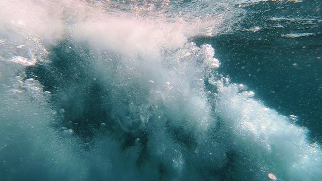 一个人跳进水里。在水下拍摄。视频下载