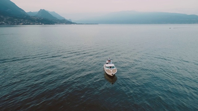 船的速度。小船上的波浪。船上的人。视频下载