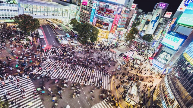 4K延时的涉谷scramble crossing，拥挤的人群，夜晚的汽车交通运输，然后缩小仍然。东京旅游景点，日本旅游，亚洲交通或亚洲城市生活理念视频素材