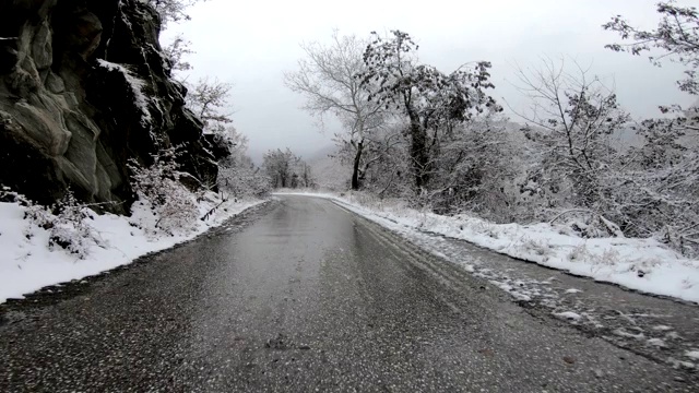 在结冰的雪地上，在危险的急转弯上开快车视频素材