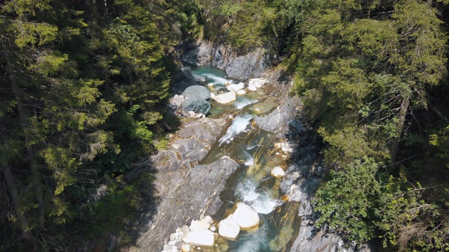 河溪与岩石。从瑞士的一座小桥上看Römerbrücke Goms视频素材