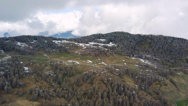 在瑞士沃利斯的山顶上。春天到了，但仍然有雪和雾视频素材