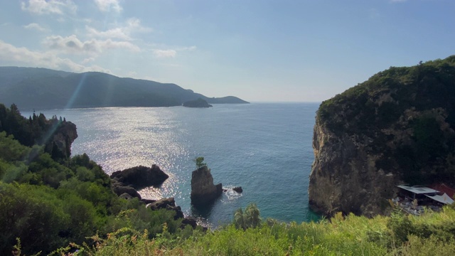 希腊科孚岛古奥卡斯特里萨的海景，可以看到大海、山脉和森林的美妙景色视频素材