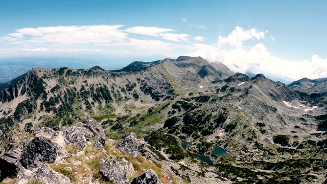 从Bezbog峰的皮林山全景，徒步旅行者POV视频素材