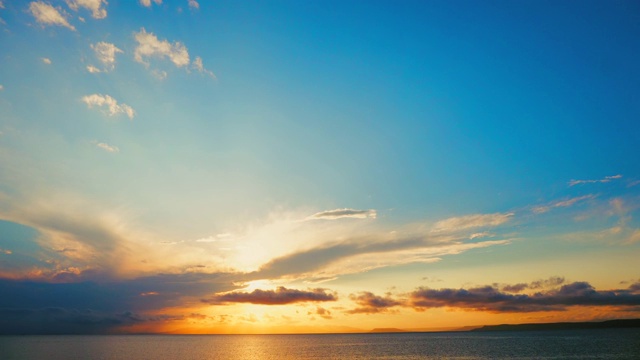 在一个愉快的夏天晚上的海景:美丽的日落，彩色的云，一个纯海与游艇，在水面上闪烁的太阳。海洋，海洋，自然视频旅游，度假和冥想的地点视频素材