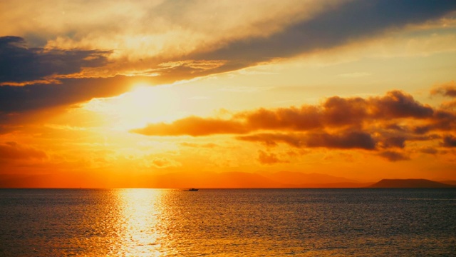 在一个愉快的夏天晚上的海景:美丽的日落，彩色的云，一个纯海与游艇，在水面上闪烁的太阳。海洋，海洋，自然视频旅游，度假和冥想的地点视频素材