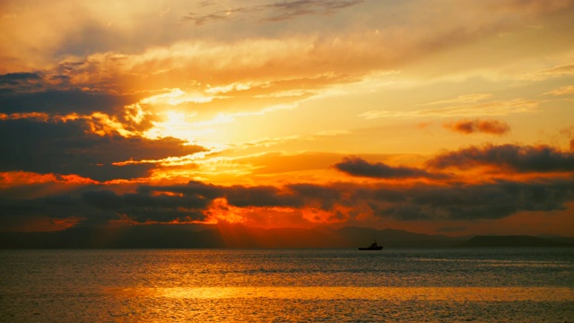 在一个愉快的夏天晚上的海景:美丽的日落，彩色的云，一个纯海与游艇，在水面上闪烁的太阳。海洋，海洋，自然视频旅游，度假和冥想的地点视频素材