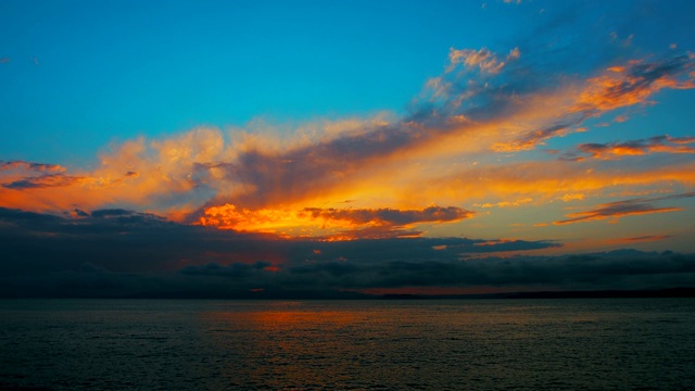 在一个愉快的夏天晚上的海景:美丽的日落，彩色的云，一个纯海与游艇，在水面上闪烁的太阳。海洋，海洋，自然视频旅游，度假和冥想的地点视频素材