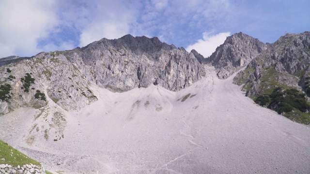 低角度全景:在夏季奥地利阿尔卑斯山的云景视图，Hafelekarspitze-Seegrube在Karwendel山，奥地利因斯布鲁克视频素材