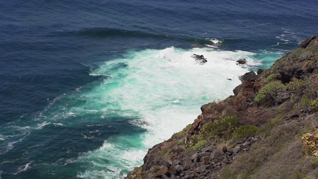 西班牙岛海岸上碧绿的巨浪。特内里费海岸，阳光明媚。视频素材