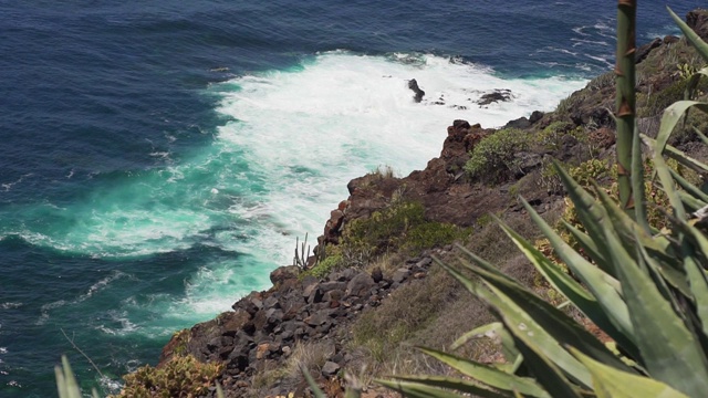 火山起源的海岸，海洋和特内里费岛的波浪视频素材