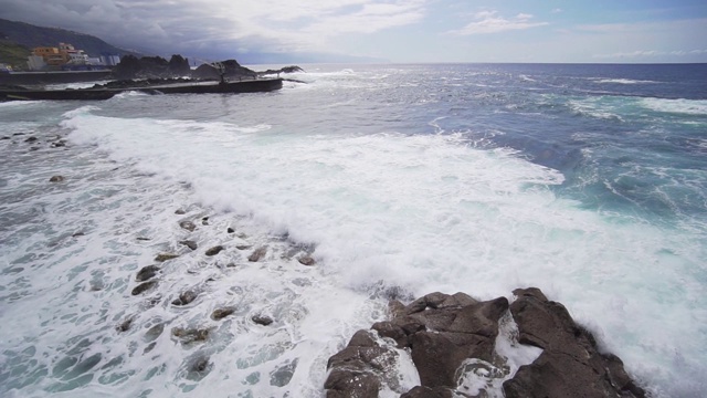 一个西班牙渔村的海岸，一个热带岛屿上的海洋的力量和力量视频素材