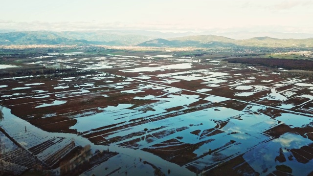 洪水过后意大利乡村的鸟瞰图视频素材