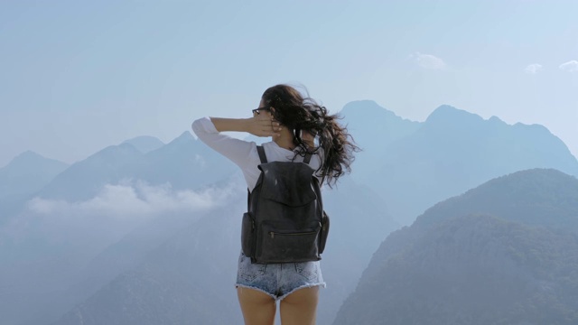 美丽的年轻游客女孩背包山视频素材