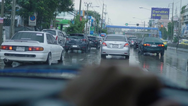 亚洲男人白天在大雨中开车。视频素材